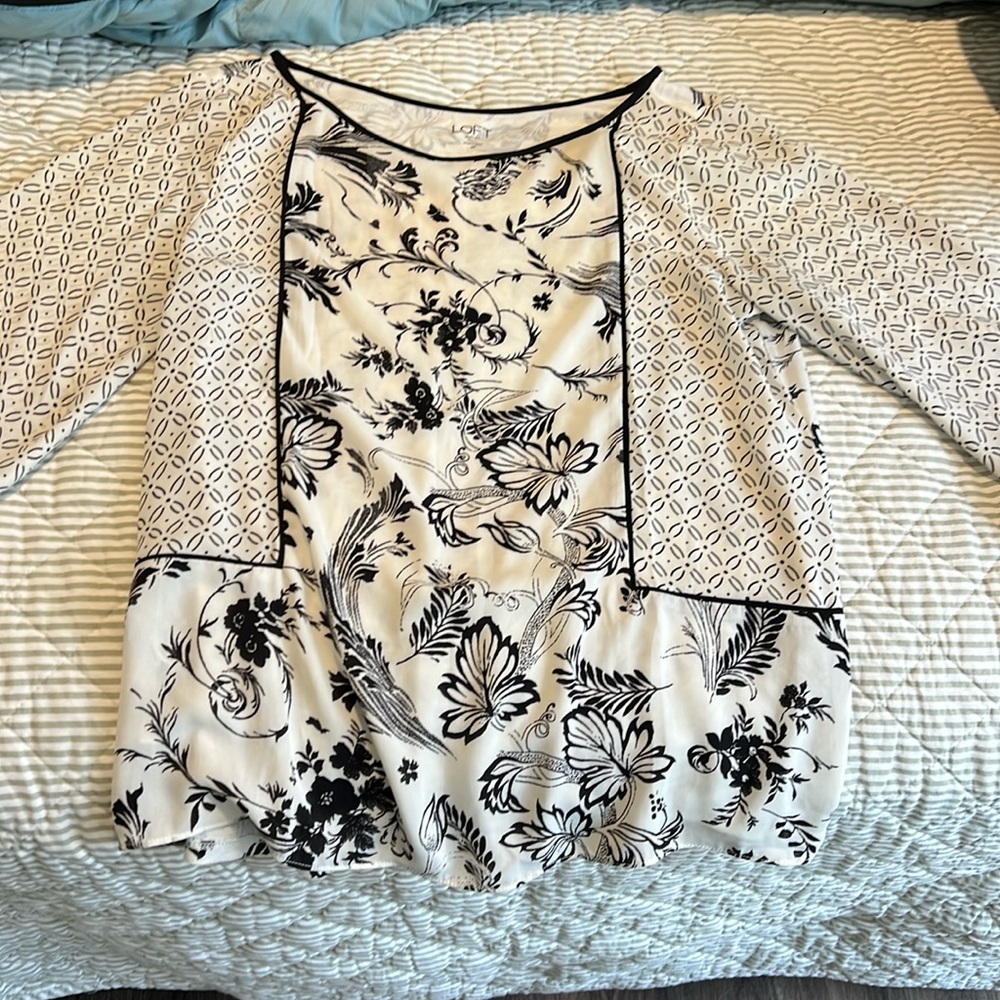 Dressy blouse with fluttery sleeves, size small PETITE